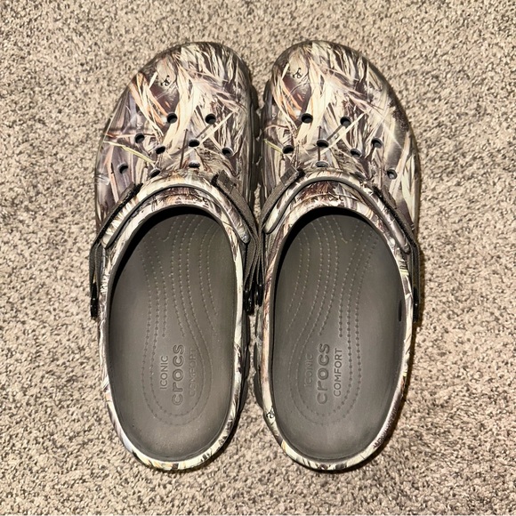 Crocs Shoes Crocs Realtree with adjustable straps
Camouflage Shoes Men's size 12 - Picture 4 of 9